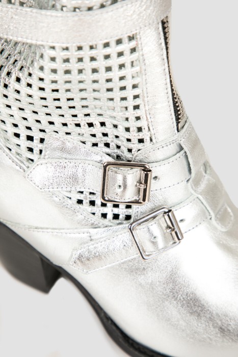 Товар серебряного цвета с внутренней стороны