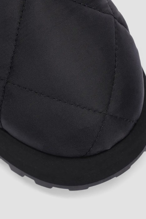 Товар черного цвета с внутренней стороны