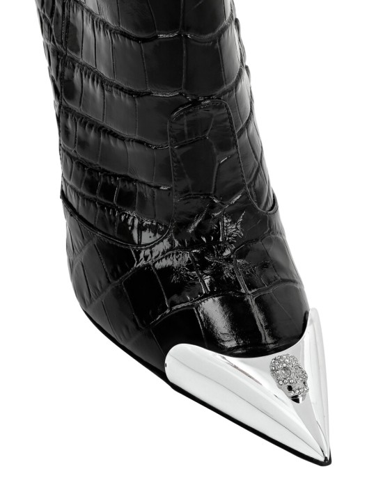 Товар черного цвета с внутренней стороны