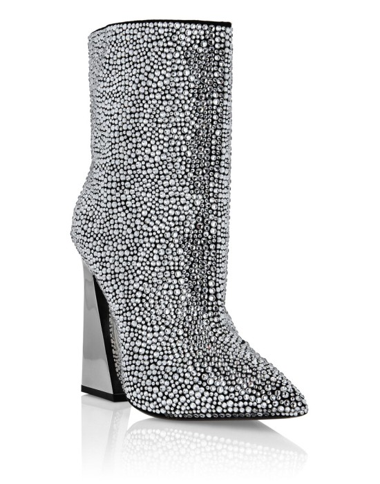 сапоги  по цене 104652 руб вид справа