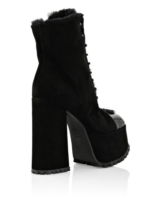 Товар черного цвета с внутренней стороны