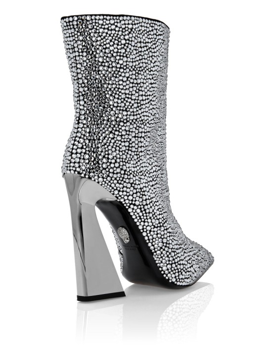 Товар черного цвета с внутренней стороны