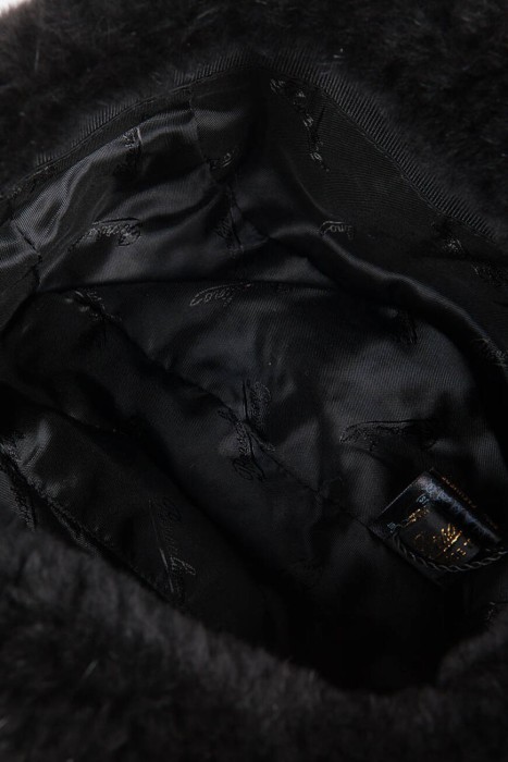 шапка  по цене 66000 руб вид справа