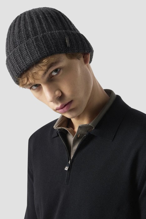 шапка  по цене 13200 руб вид справа