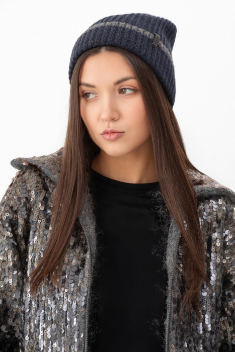 шапка  от бренда brunello cucinelli вид слева