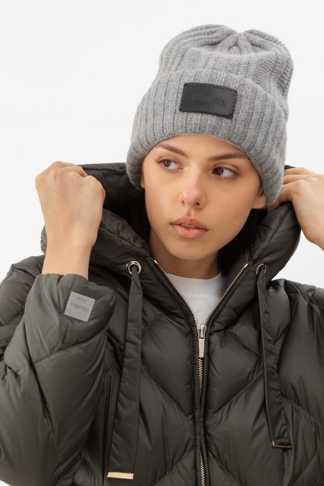 шапка  по цене 26000 руб вид справа