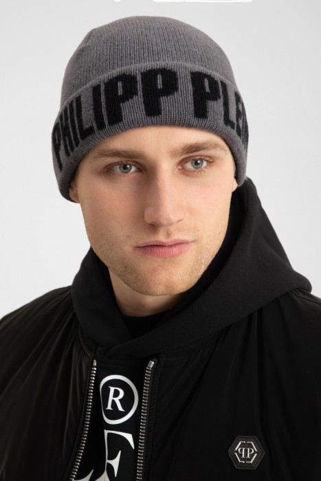 шапка  от бренда philipp plein вид слева