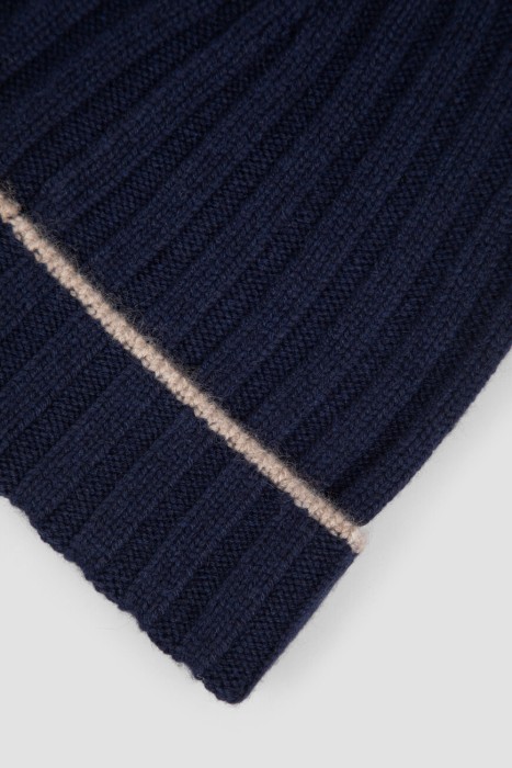 Товар синего цвета с внутренней стороны