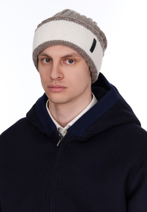 шапка  от бренда emporio armani вид слева