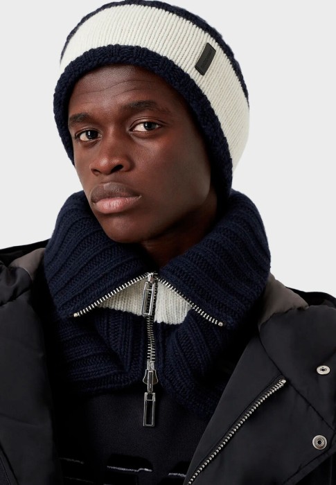 Товар черного цвета с внутренней стороны