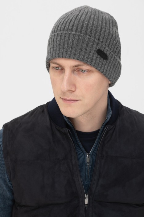 шапка  от бренда brioni вид слева