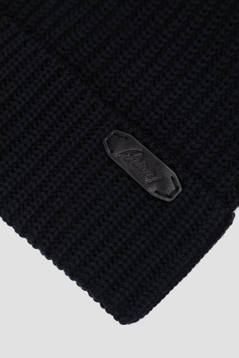 Товар черного цвета с внутренней стороны