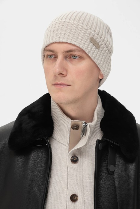 шапка  от бренда brioni вид слева