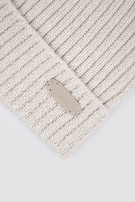 Товар бежевого цвета с внутренней стороны