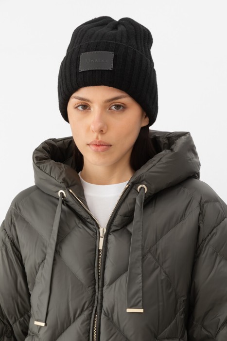 шапка  от бренда max mara вид слева