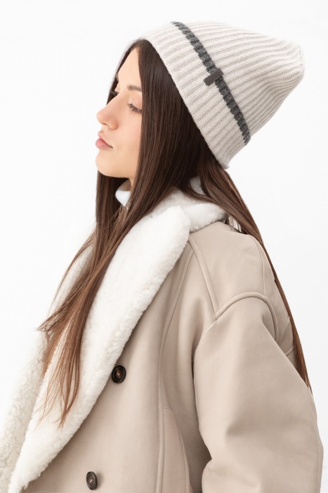 шапка  по цене 54000 руб вид справа