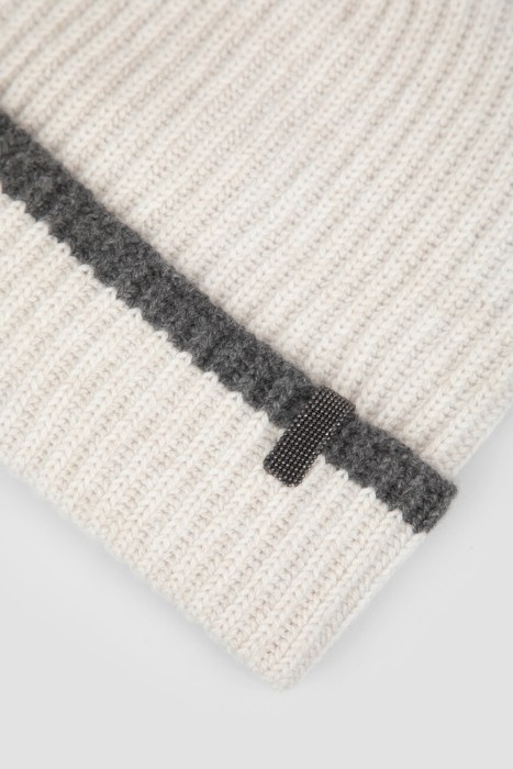 Товар серого цвета с внутренней стороны