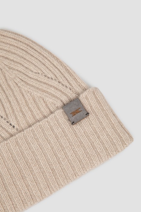 Товар бежевого цвета с внутренней стороны