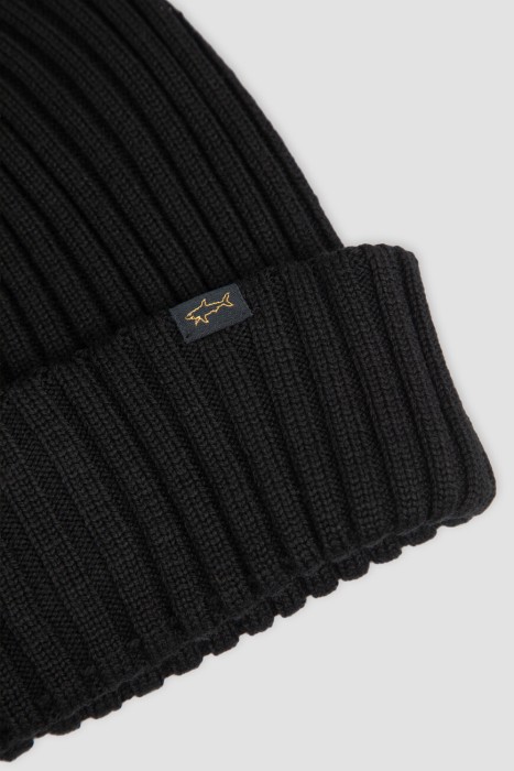 Товар черного цвета с внутренней стороны