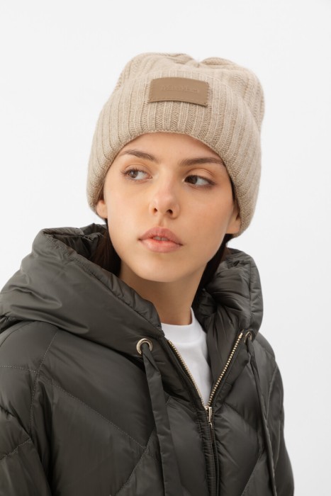 шапка  от бренда max mara вид слева