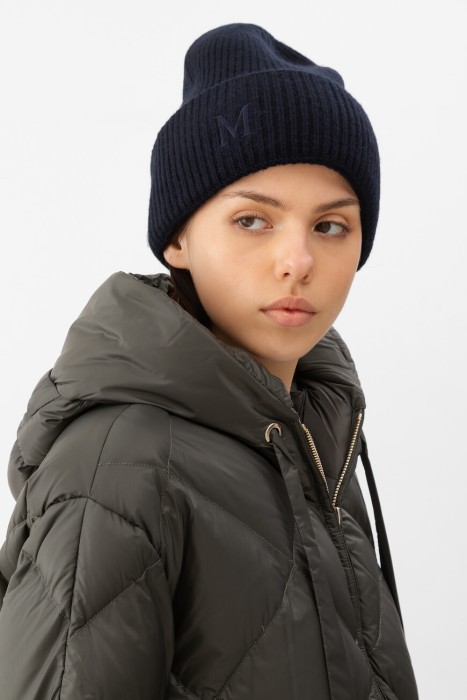 шапка  от бренда max mara вид слева