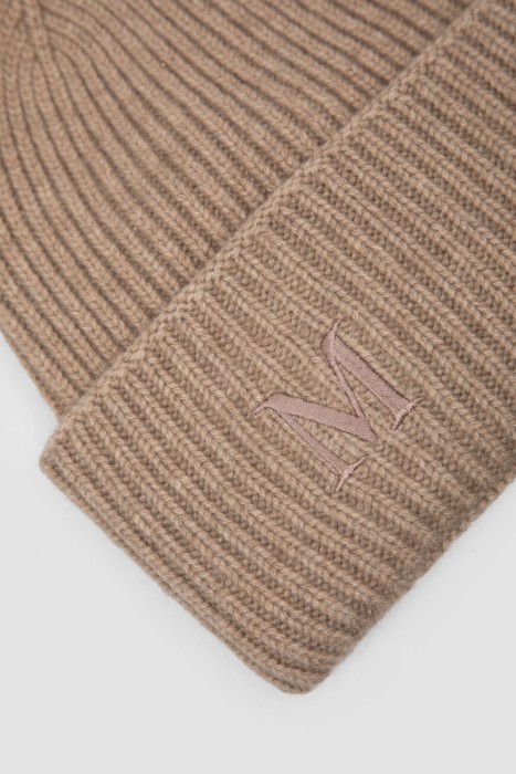 Товар коричневого цвета с внутренней стороны