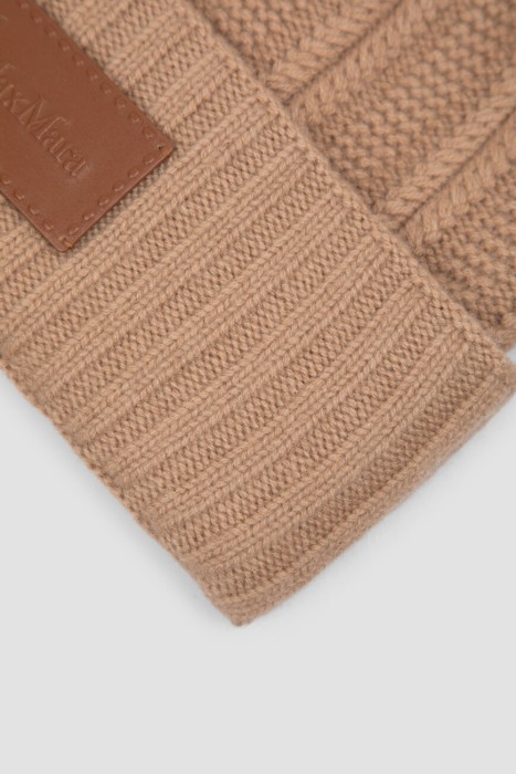 Товар бежевого цвета с внутренней стороны