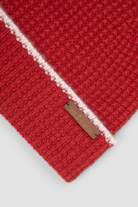 Товар красного цвета с внутренней стороны