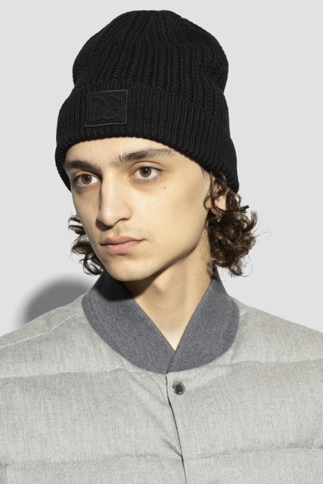 шапка  от бренда dolce & gabbana вид слева