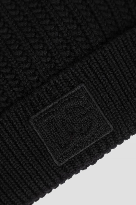 Товар черного цвета с внутренней стороны