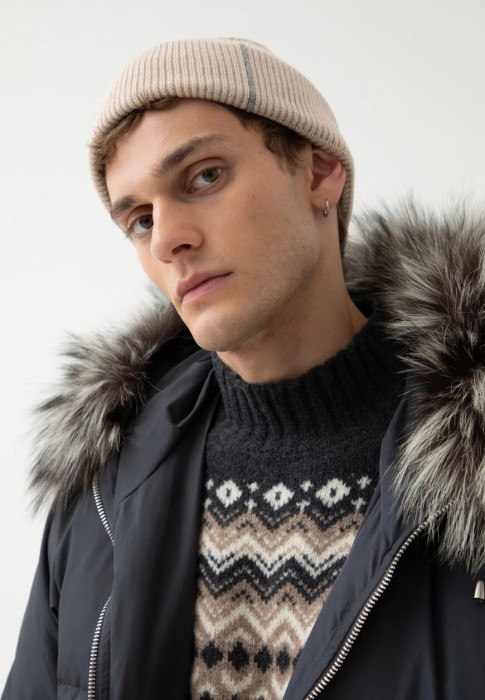 Товар бежевого цвета с внутренней стороны