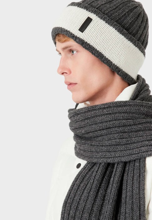 Товар серого цвета с внутренней стороны