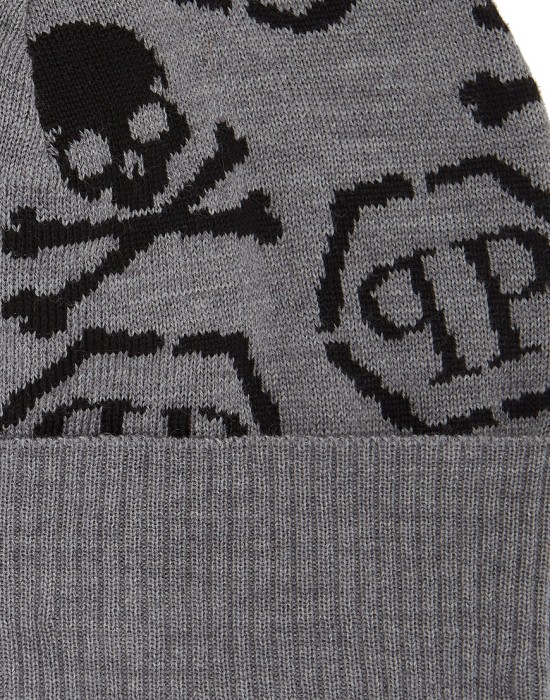 шапка  от бренда philipp plein вид слева