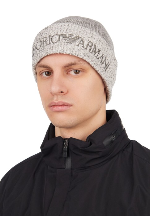 шапка  от бренда emporio armani вид слева