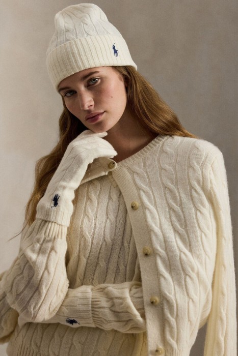 шапка  от бренда ralph lauren вид слева