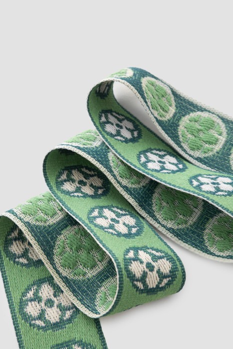 Товар белого цвета с внутренней стороны