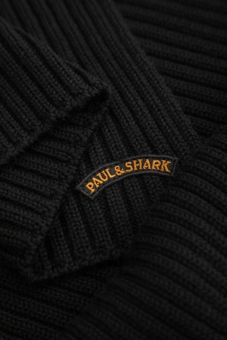 Товар черного цвета с внутренней стороны