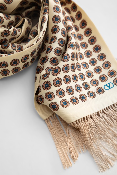 шарф  из вискозы спереди