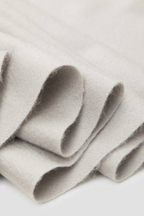 Товар серого цвета с внутренней стороны