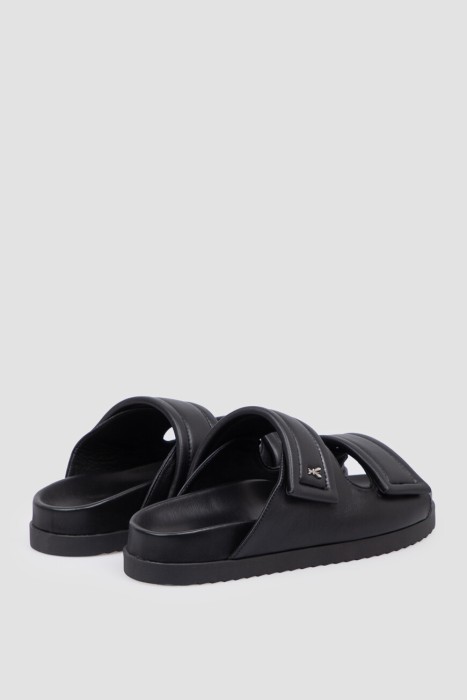 Товар черного цвета с внутренней стороны