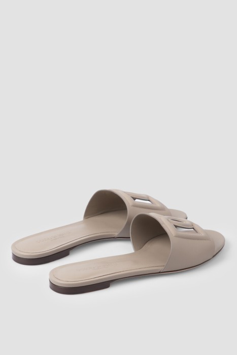 Товар серого цвета с внутренней стороны