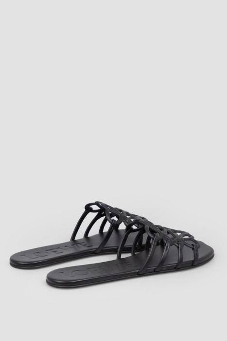 Товар черного цвета с внутренней стороны