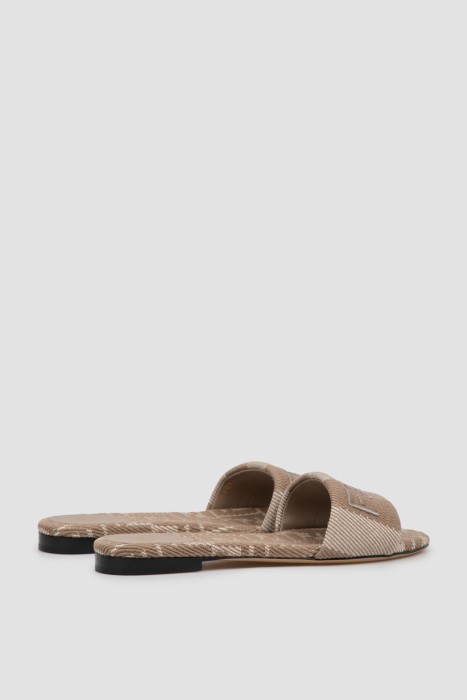 Товар коричневого цвета с внутренней стороны