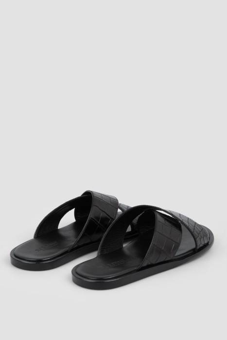 Товар черного цвета с внутренней стороны