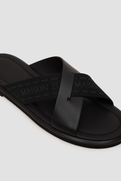 Товар черного цвета с внутренней стороны