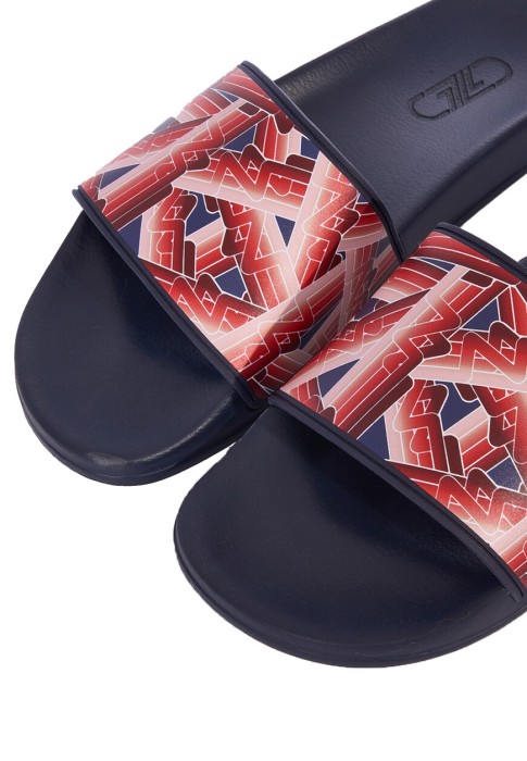 Товар красного цвета с внутренней стороны