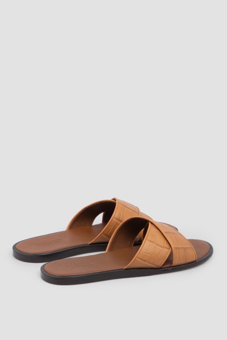 Товар коричневого цвета с внутренней стороны