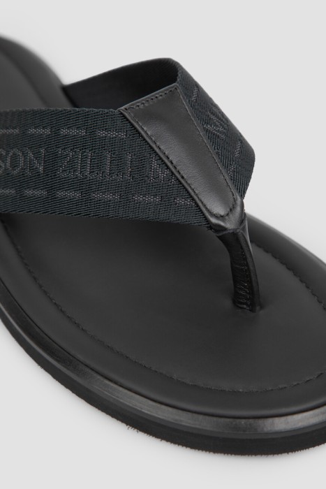 Товар черного цвета с внутренней стороны