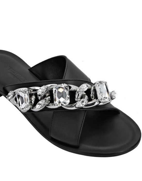 Товар черного цвета с внутренней стороны