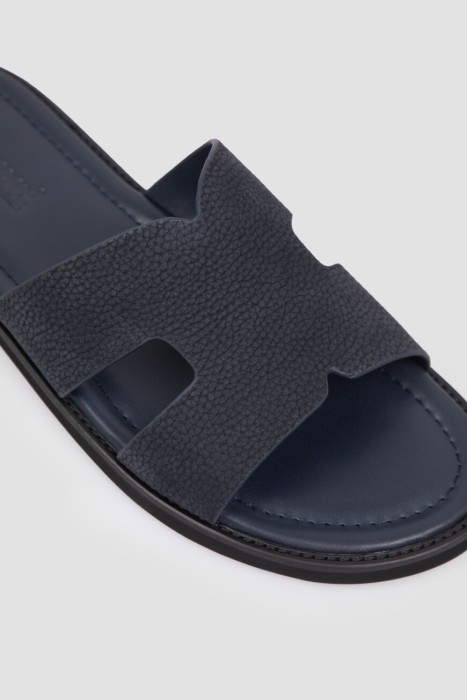 Товар синего цвета с внутренней стороны